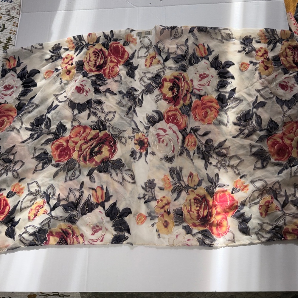 sheer floral shawl with cutout sleeves with a burnout velvet-style texture OS - Picture 2 of 7